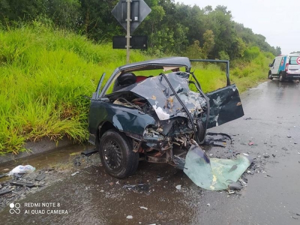 Carro ficou destruído após batida com outro veículo, em Palmeira (PR) — Foto: Reprodução/PRF