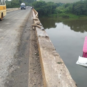 Caminhão fica submerso no Rio Tibagi após motorista perder controle e cair de ponte — Foto: PRF