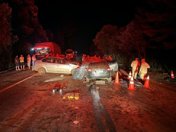 Quatro pessoas morrem em acidente entre dois carros nas PR-466, em Pitanga — Foto: PRE