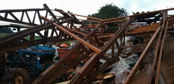 Chuva e ventos fortes causam diversos estragos em cidades do sudoeste do Paraná — Foto: Reprodução RPC