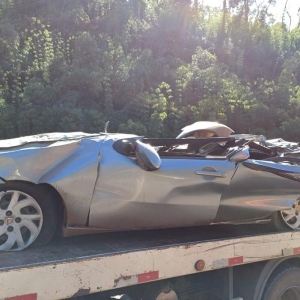 Carro esmagado por contêiner de caminhão em Brunópolis — Foto: PRF/Divulgação