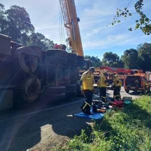 Guindaste foi usado para retirar contêiner de cima de carro em acidente com duas mortes em Brunópolis, SC — Foto: CBMSC/Divulgação