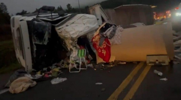 Foto: A rodovia precisou ser interditada por mais de cinco horas para permitir o atendimento às vítimas e a remoção dos veículos.