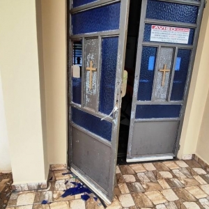 Imagens religiosas são quebradas e dinheiro de ofertório é furtado de igreja no Paraná — Foto: Guia São Miguel