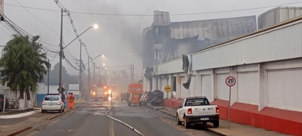 Indústria de frango de corte pega fogo em Carambeí — Foto: Fábio Ângelo/RPC