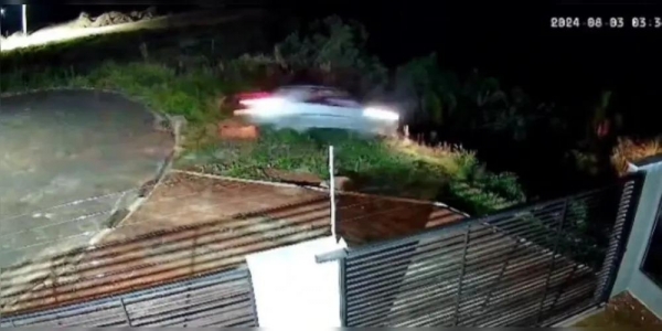 Apesar do susto e dos danos materiais, apenas o motorista sofreu ferimentos leves - Foto: Divulgação.