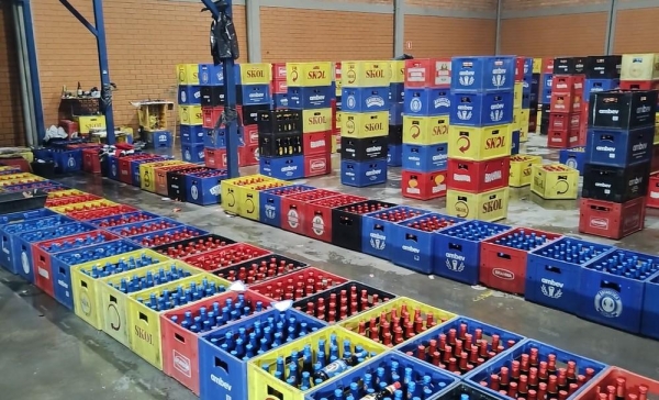 Polícia descobre local clandestino que trocava rótulo de cerveja barata para bebida mais cara no Paraná — Foto: Reprodução/RPC