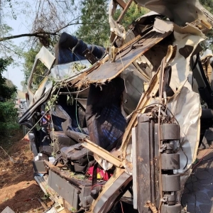 Quatro pessoas morrem e outras cinco ficam feridas após van sair da pista, capotar e bater em árvore — Foto: Corpo de Bombeiros