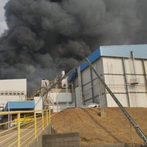 Incêndio começou perto das 14h, segundo os bombeiros — Foto: Reprodução/Corpo de Bombeiros