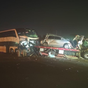 Acidente com ônibus mata uma pessoa e deixa feridos na BR-277, no Paraná — Foto: Tony Mattoso/RPC