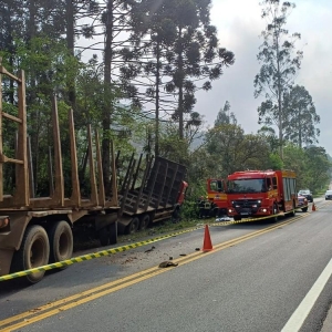 Grave acidente entre carro e caminhão deixa 5 mortos em SC — Foto: PRF/Divulgação