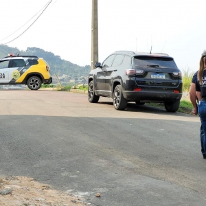 Carro usado por criminosos foi abandonado após o crime - Foto: Aline Pavaneli/RPC