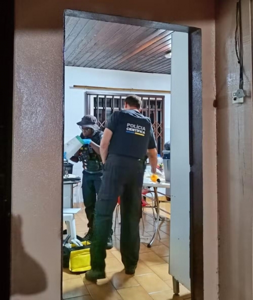 Peritos analisam local onde homem foi morto; esposa dele é suspeita do crime — Foto: Reprodução