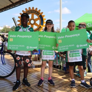 Crianças sorteadas que ganharam o vale-poupança (Fotos: Amanda de Oliveira / Sicredi Progresso)