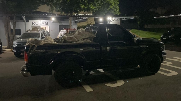Foi apreendida uma caminhonete Ford F250 de cor preta carregada com fios de cobre já queimados. Foto: PMPR