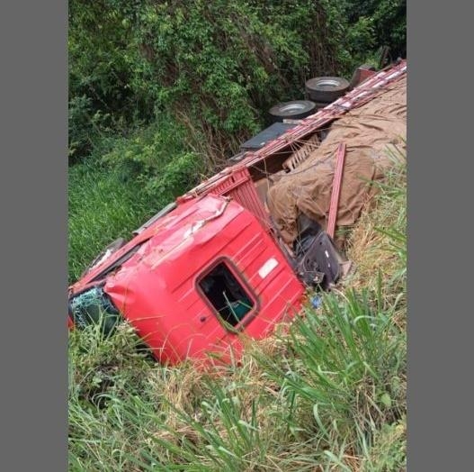 Acidente aconteceu entre os municípios de Santo Antônio do Sudoeste e Barracão . Foto: Reprodução CGN .
