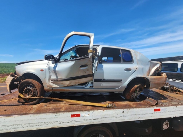 O carro ficou destruído. Foto: PRE,