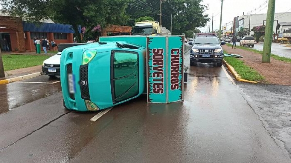 O utilitário tombou de lado. Foto: Portal Nova Santa Rosa.