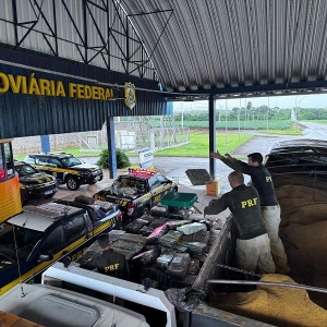 Droga sendo descarregada do caminhão pelos agentes. Foto: PRF.