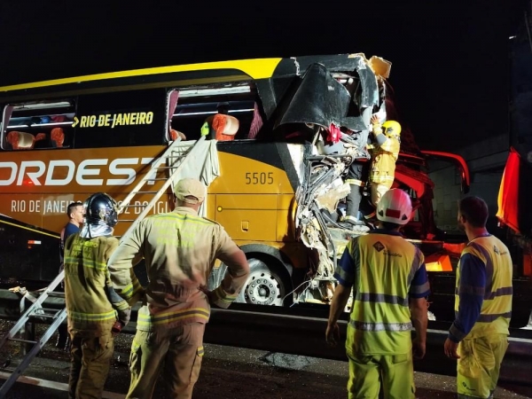 Acidente deixou motorista e sete passageiros do ônibus feridos — Foto: Tony Mattoso/RPC