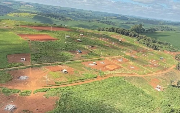Cerca de 60 casas foram queimadas no conflito — Foto: Polícia Militar