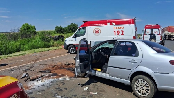 Pai, mãe e filhas que estavam no segundo carro também ficaram feridos. — Foto: Samili Penteado/RPC