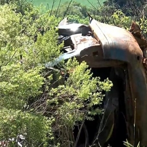 No carro, estava adolescente no porta-malas e outros cinco ocupantes. Três morreram. — Foto: Reprodução - RPC