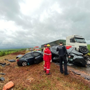 Um dos veículos foi arremessado para o acostamento. — Foto: Kathulin Tanan/RPC