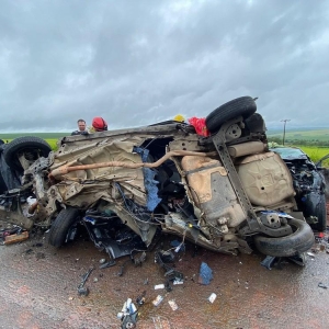 Estrutura de um dos carros ficou retorcida. — Foto: Kathulin Tanan/RPC