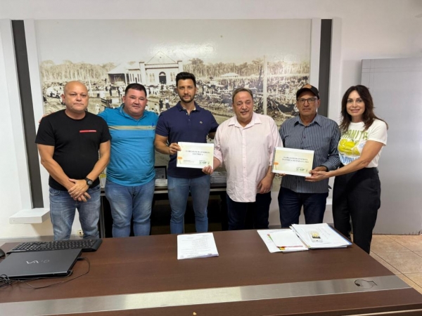 Deputado estadual Husein Bakri com lideranças no gabinete de Rodrigo Ribeiro  Crédito: Assessoria/Prefeitura