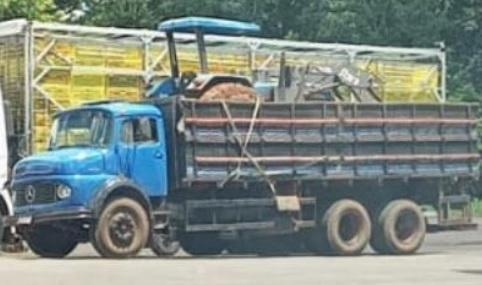 Os policiais realizaram patrulhamento na rodovia e, próximo ao trevo de entrada da cidade, localizaram o caminhão. Foto: Polícia Militar.