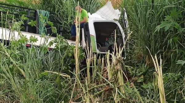 O caminhão saiu da pista, desceu uma valeta de aproximadamente cinco metros. Fotos: Portal Nova Santa Rosa.