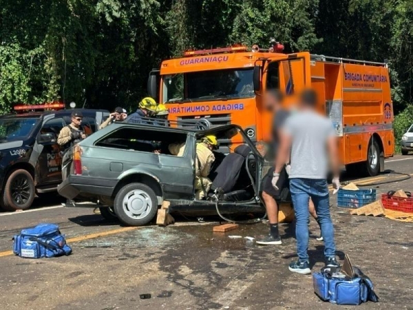 O motorista da Parati, um idoso de 71 anos, não resistiu aos ferimentos e morreu no local. Fotos: CGN