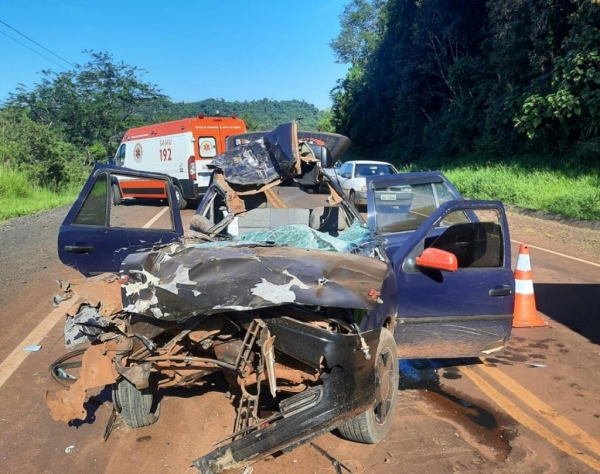 No carro estavam cinco pessoas. Foto: PRE.