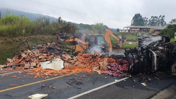 Caminhão carregado com verduras e legumes tomba e pega fogo após se envolver em grave acidente no PR — Foto: Eduardo Andrade/RPC Guarapuava