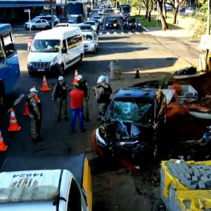 Pai e filho morrem após motocicleta que estavam ser atingida por carro no PR; pai levava filho para o trabalho — Foto: Reprodução RPC