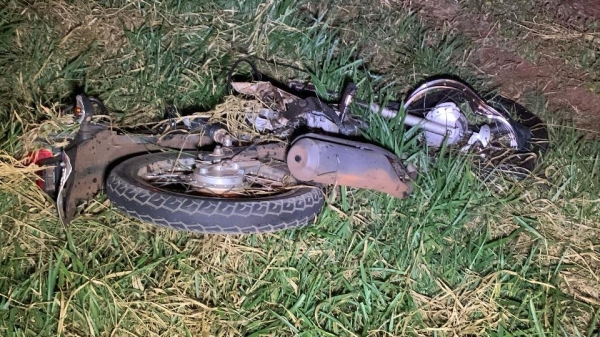 Com o impacto da batida a moto ficou destruída e o carro foi parar em uma plantação de milho. Fotos: Catve