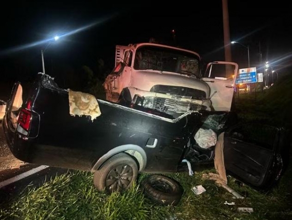 No momento da colisão, o veículo fúnebre carregava um caixão com um corpo. Foto: PRF.