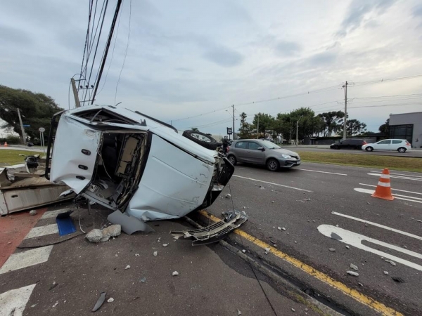 Caminhonete parte ao meio após bater e derrubar postes em Curitiba — Foto: Ana Flávia Silva/RPC