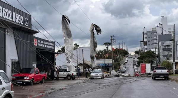 Estragos causados por temporal mobilizam equipes de emergência em São Miguel do Oeste (Foto: Rede Peperi)