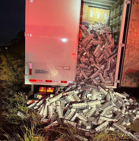 O caminhão foi abandonado e o condutor fugiu. Foto: PRF.