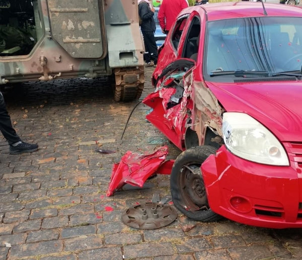 Carro ficou com a lateral destruída — Foto: Reprodução/Redes Sociais