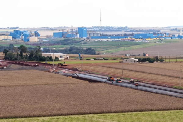 Trecho próximo ao trevo de acesso ao complexo agroindustrial da C.Vale está recebendo asfalto Foto: C Vale