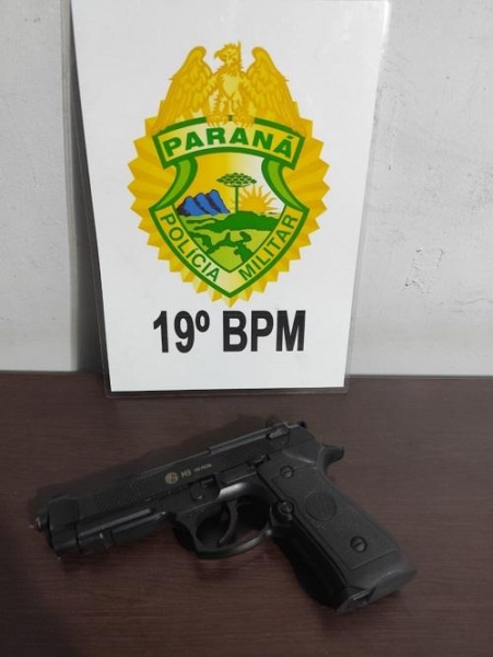Arma de pressão CO2, tipo pistola, marca e modelo Rossi CO2 Pistola M9. Foto: PMPR.