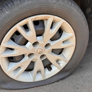 O suspeito rasgou todos os pneus do carro da vítima — Foto: RPC Foz do Iguaçu