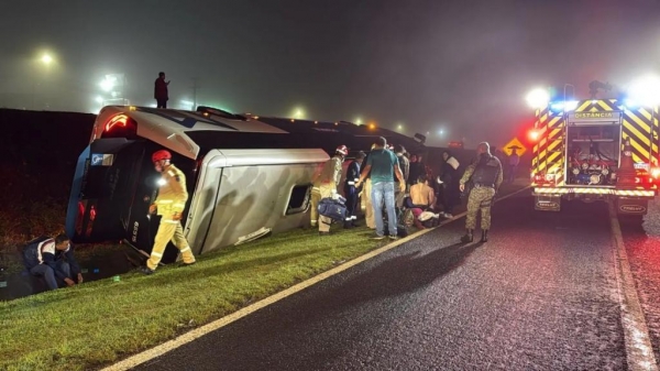 Das 35 pessoas que estavam no ônibus uma morreu e outras 15 ficaram feridas. Foto: Preto no Branco