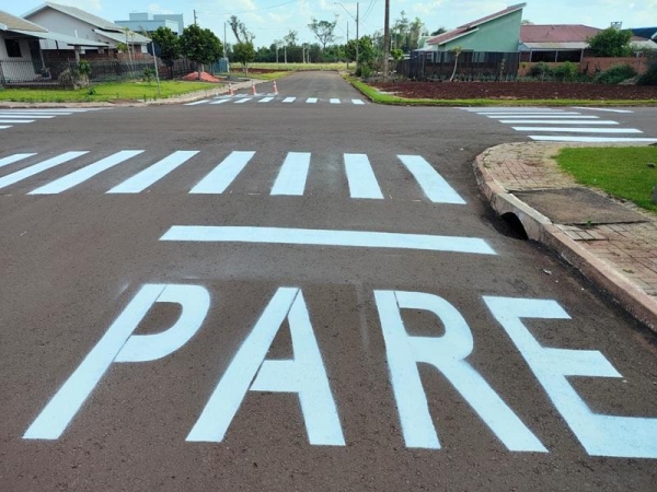 Pela primeira vez desde sua implantação, o Bairro Independência, em Nova Santa Rosa, passa a contar com sinalização viária. Foto: Assessoria.