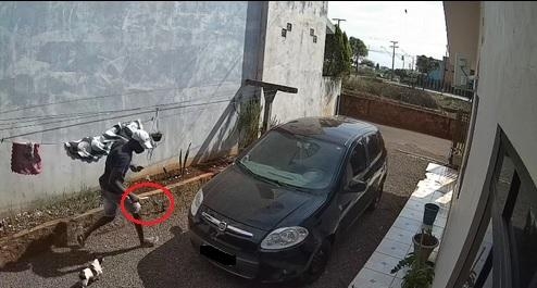 O acusado foge com a faca do crime na mão. Foto: Divulgação.