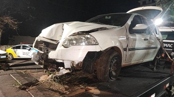 O carro desgovernado colidiu contra uma árvore, sofrendo grandes danos.. Fotos: Portal Nova Santa Rosa.