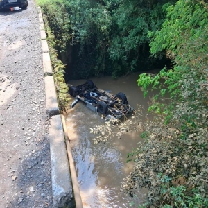 Motorista morreu após caminhonete cair em rio — Foto: Polícia Civil